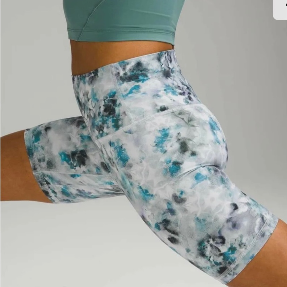 NWT Lululemon Align High-Rise 8" Shorts Kaleidofloral
Multi size 18